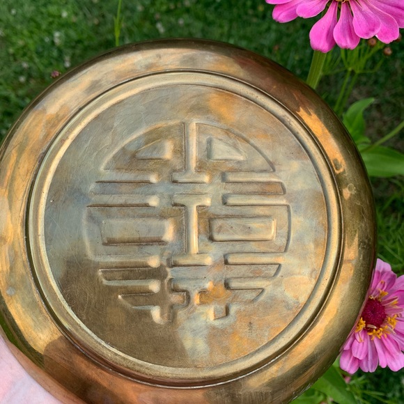 Brass dish with symbol - Picture 3 of 5